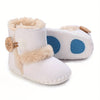 Paire de bottines bébé en suédine écrue avec bouton en bois et semelle antidérapante bleue - Bébé Lova