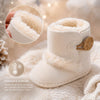 Gros plan sur une bottine bébé en suédine beige avec bouton en bois et doublure fourrée, mettant en avant chaleur et confort - Bébé Lova