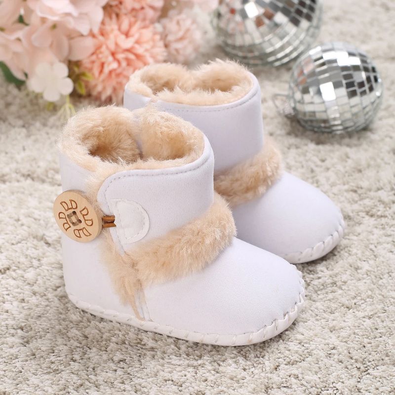 Paire de bottines bébé blanches à bordure de fausse fourrure beige et bouton en bois - Bébé Lova