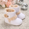 Paire de bottines bébé blanches à bordure de fausse fourrure beige et bouton en bois - Bébé Lova
