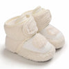 Paire de bottines bébé en peluche sherpa écrue avec fermeture scratch et pompon sur le dessus - Bébé Lova