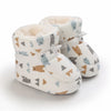 Paire de bottines bébé fourrées à imprimé ours et triangles dans des tons beige, gris et bleu - Bébé Lova