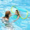 Moment de jeu entre une maman et son enfant avec une bouée bébé flottante - Bébé Lova