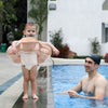 Jeune enfant portant une bouée gonflable beige au bord de la piscine avec un adulte - Bébé Lova