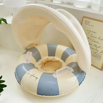 Bouée gonflable pour enfant avec pare-soleil bleu installée en intérieur - Bébé Lova