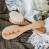 Brosse bébé en bois avec prénom Bella gravé et motifs ailes décoratives - Bébé Lova