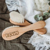 Brosse bébé personnalisée avec prénom gravé style lettres arrondies originales - Bébé Lova