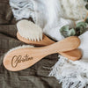 Brosse bébé personnalisable en bois avec prénom gravé style calligraphie élégante - Bébé Lova