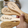 Collection de brosses bébé personnalisées avec différents prénoms gravés - Bébé Lova