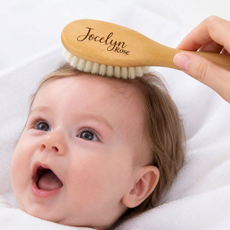 Brosse bébé personnalisée Jocelyn Rose utilisée pour brosser délicatement les cheveux d’un bébé - Bébé Lova
