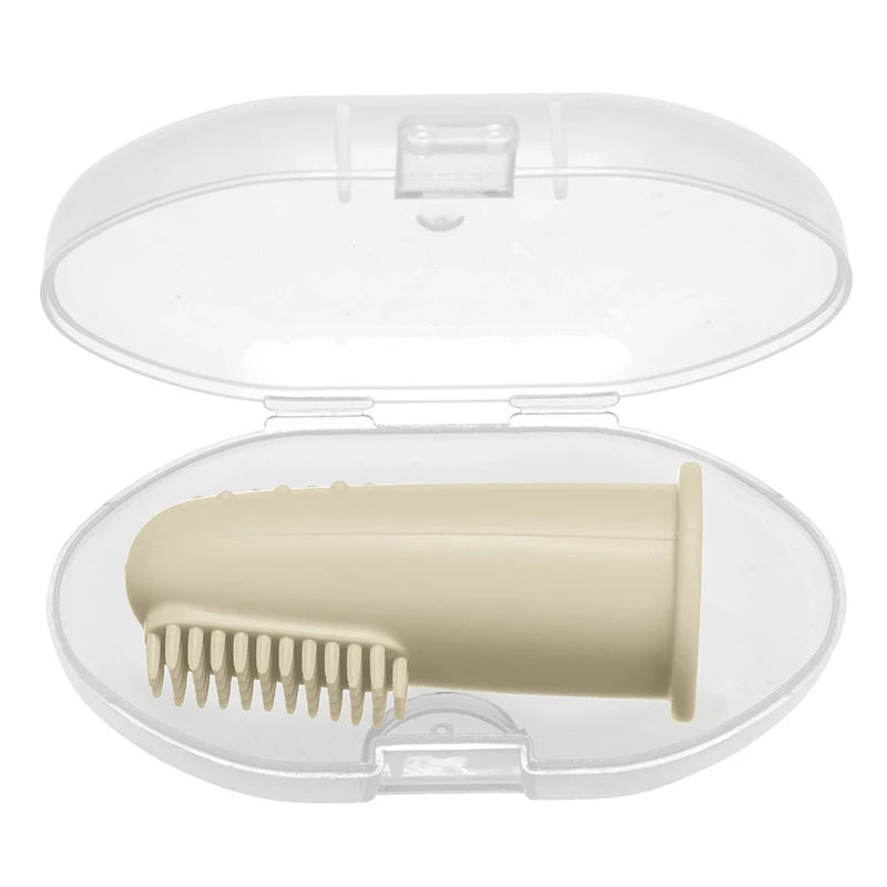 Brosse à dents doigt couleur crème rangée dans son boîtier de protection transparent - Bébé Lova