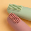 Gros plan sur les poils souples en silicone de la brosse à dents doigt pour bébé - Bébé Lova