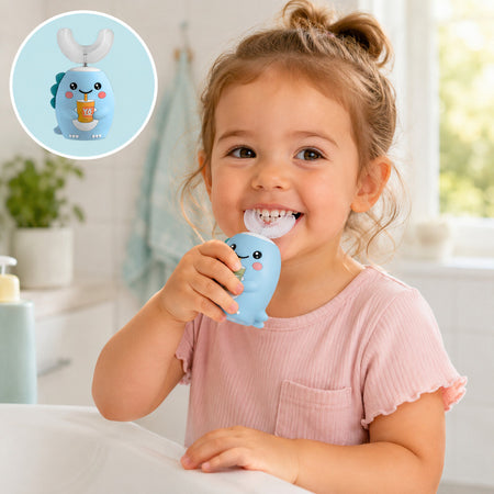 Petite fille souriante se brossant les dents avec la brosse électrique U-shape DinoBrush dinosaure bleu - Bébé Lova