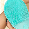 Détail des picots souples d’une brosse exfoliante en silicone pour bébé - Bébé Lova