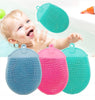 Enfant souriant dans le bain avec brosses de massage silicone colorées - Bébé Lova
