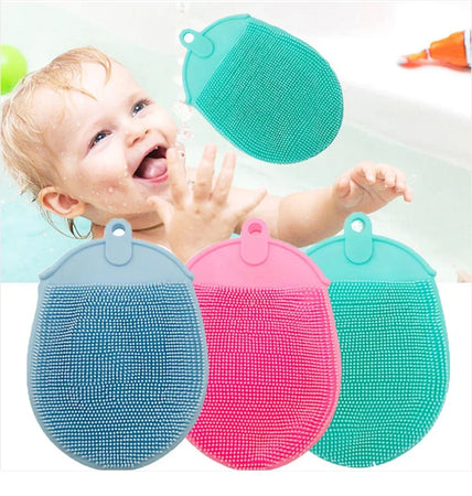 Enfant souriant dans le bain avec brosses de massage silicone colorées - Bébé Lova