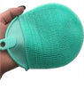 Gros plan sur une brosse de massage en silicone verte avec picots doux - Bébé Lova