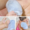 Brosse de massage silicone utilisée pendant le bain d’un bébé - Bébé Lova