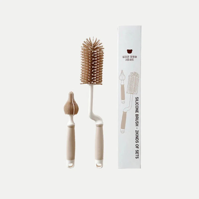 Set de deux brosses de nettoyage en silicone pour biberons et tétines avec boîte, sur fond gris - Bébé Lova