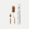 Set de deux brosses de nettoyage en silicone pour biberons et tétines avec boîte, sur fond gris - Bébé Lova