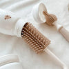 Gros plan sur la brosse en silicone nettoyant l'intérieur d'un biberon, avec brosse pour tétine - Bébé Lova