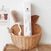 Brosses de nettoyage pour biberons et tétines rangées dans un panier en osier en forme de pomme avec leur boîte - Bébé Lova