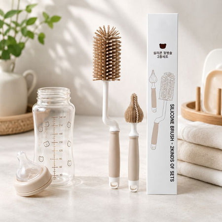Set de brosses de nettoyage en silicone avec biberon et boîte, présenté dans une ambiance cuisine - Bébé Lova
