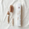 Brosse pour biberon et brosse pour tétine en silicone présentées à plat avec leur boîte - Bébé Lova