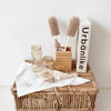 Brosses de nettoyage rangées dans un porte-ustensiles en bambou avec biberons et panier en osier - Bébé Lova