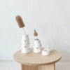 Brosses de nettoyage pour biberons et tétines plantées dans deux pots décoratifs à motif ourson - Bébé Lova