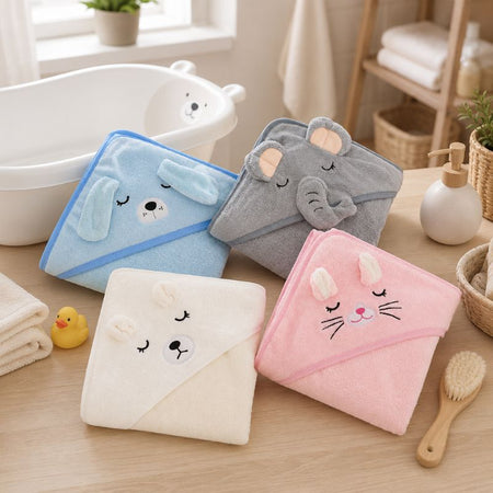 Quatre capes de bain BathCape à capuche animaux pliées dans une salle de bain : chien, éléphant, mouton et chat - Bébé Lova