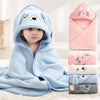 Bébé enveloppé dans une cape de bain BathCape bleue à capuche ourson, avec aperçu des quatre coloris disponibles - Bébé Lova