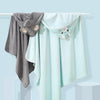 Capes de bain BathCape suspendues, modèle gris éléphant et modèle vert menthe à capuche chat - Bébé Lova