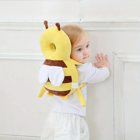 Bébé portant un casque de protection tête et dos en forme d’abeille pendant ses premiers pas - Bébé Lova