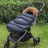 Chancelière CozyNest noire installée sur poussette lors d'une sortie en extérieur - Bébé Lova