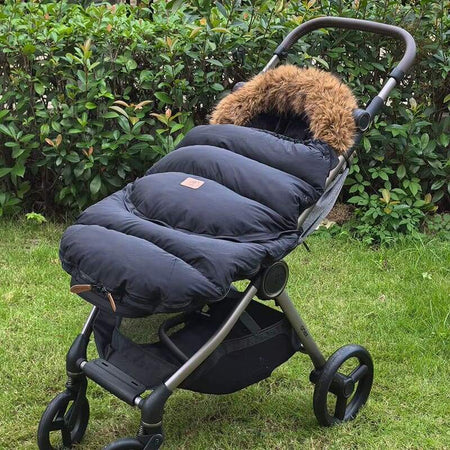 Chancelière CozyNest noire installée sur poussette lors d'une sortie en extérieur - Bébé Lova