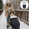 Maman promenant une poussette dans la neige avec bébé endormi dans la chancelière noire, avec encart du produit - Bébé Lova