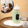 Maman donnant le biberon à son bébé avec le chauffe-biberon portable USB nomade - Bébé Lova