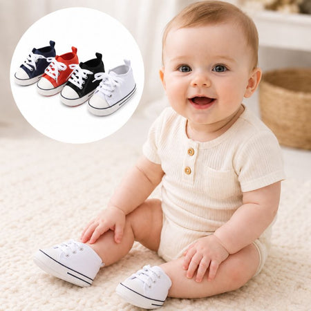 Bébé assis souriant portant des baskets en toile, avec encart des coloris disponibles - Bébé Lova
