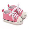 Basket bébé en toile rose, montante à lacets, sur fond blanc - Bébé Lova