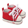 Basket bébé en toile rouge, montante à lacets, sur fond blanc - Bébé Lova