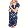 Maman portant son bébé, vêtue de la chemise de nuit de maternité bleu marine à étoiles - Bébé Lova