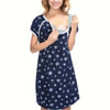 Femme ouvrant le col d'allaitement de la chemise de nuit de maternité bleu marine à étoiles - Bébé Lova