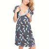 Femme ouvrant le col d'allaitement de la chemise de nuit de maternité grise à motif plumes - Bébé Lova