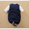Vue de dos de la combinaison baseball bébé bleu marine à manches blanches sur fond beige - Bébé Lova