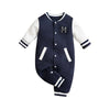 Combinaison baseball pour bébé bleu marine et blanche avec écusson M sur fond blanc - Bébé Lova