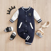 Combinaison baseball bébé bleu marine et blanche mise en scène avec chaussures et appareil photo - Bébé Lova