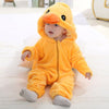 Bébé assis portant la combinaison à capuche déguisement canard en flanelle jaune - Bébé Lova