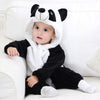Bébé sur un canapé portant la combinaison à capuche déguisement panda en flanelle noire et blanche - Bébé Lova