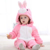 Bébé assis portant la combinaison à capuche déguisement lapin en flanelle rose - Bébé Lova